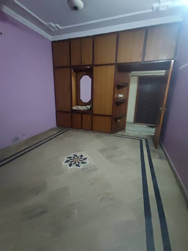 independent flat for rent for bachulars and job holders as well back of umt 5