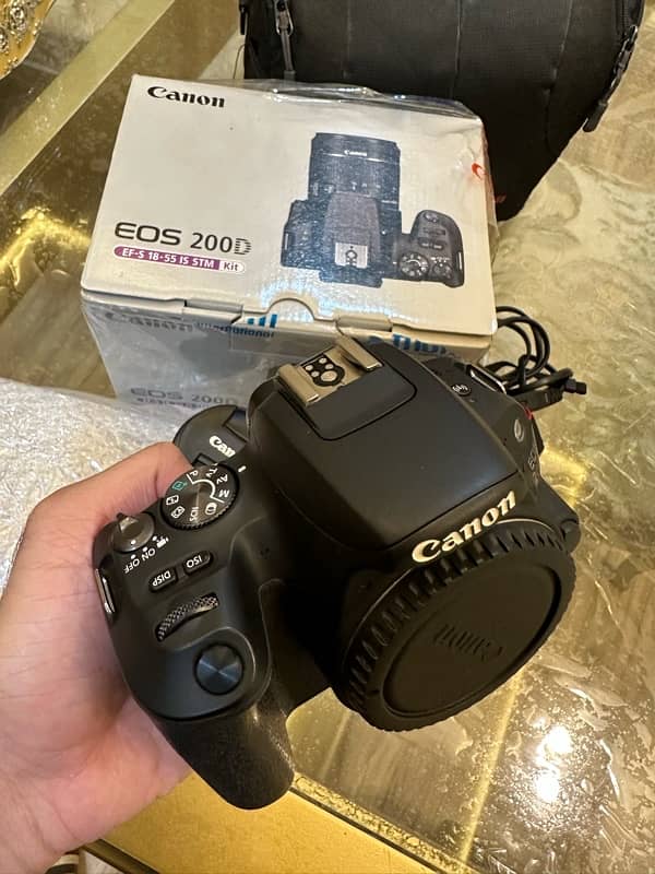 CANON 200D 1