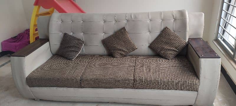 5 seater sofa in good condition . 2