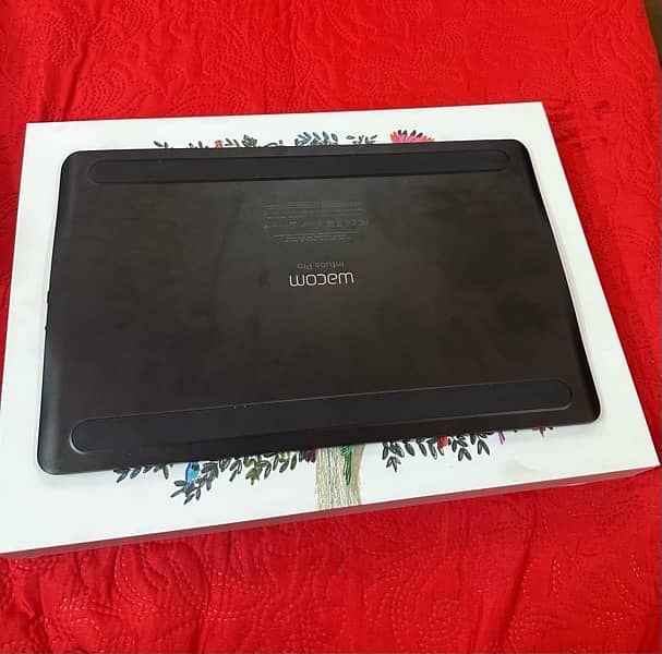 Wacom Intuos Pro Medium Drawing Tablet 8