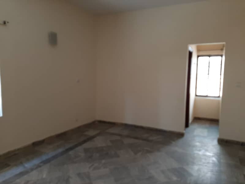 One Kanal 6 Beds Semi Renovated House Available For Sale In PAF Falcon Complex Gulberg III Lahore 3