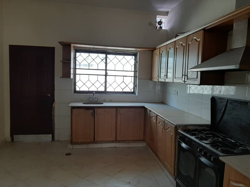 One Kanal 6 Beds Semi Renovated House Available For Sale In PAF Falcon Complex Gulberg III Lahore 6