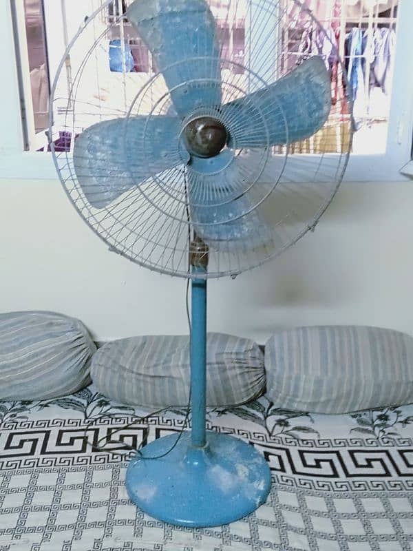 iron table fan 0