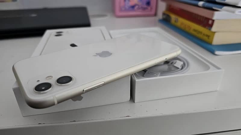 IPhone 11 White Excellent Condition Factory Unlocked non Pta 1