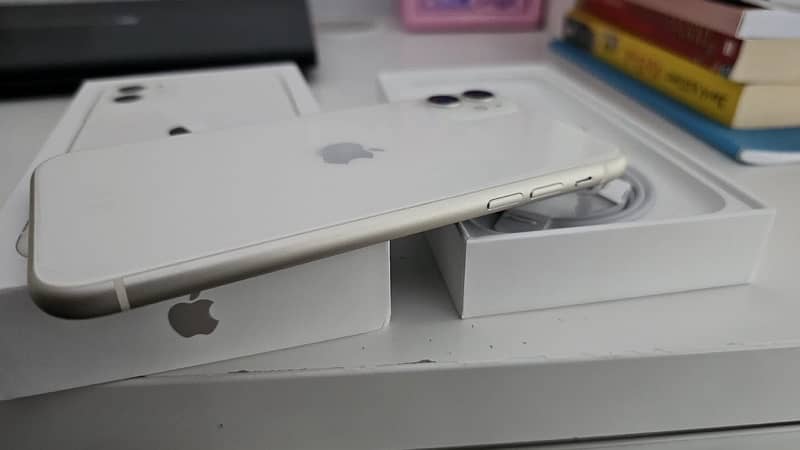 IPhone 11 White Excellent Condition Factory Unlocked non Pta 2