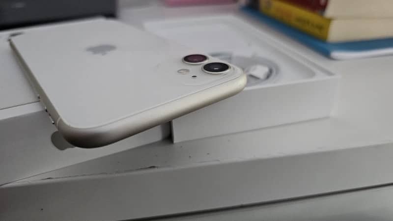 IPhone 11 White Excellent Condition Factory Unlocked non Pta 3