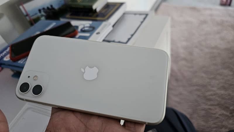 IPhone 11 White Excellent Condition Factory Unlocked non Pta 0