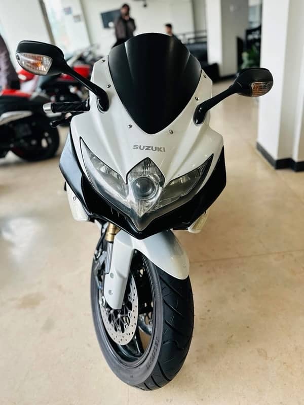 Suzuki GSX-R 600 Pearl white 1