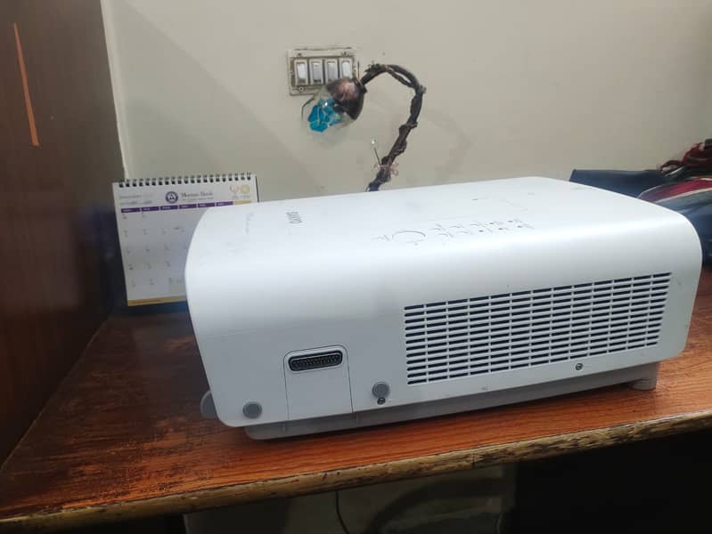 Sanyo PLC-XT35 Projector 2