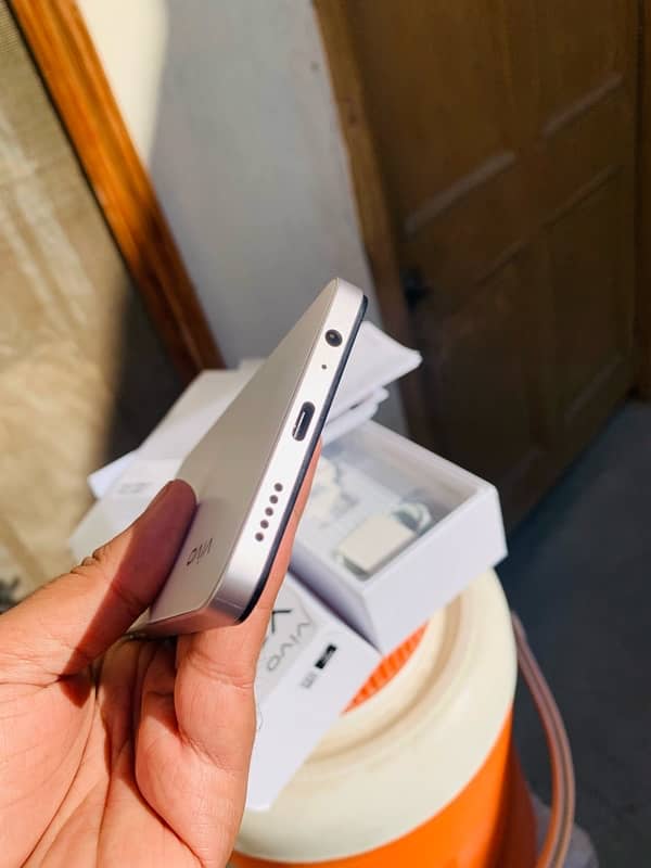 vivo y19s 6/128 silver colour 5