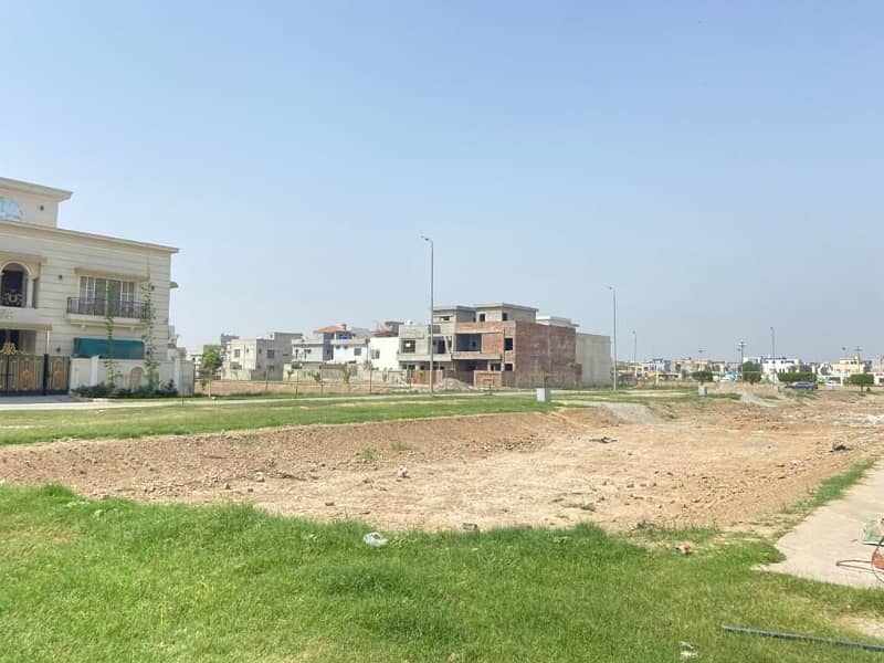 Residential Plot For Grabs In 5 Marla Lahore 0