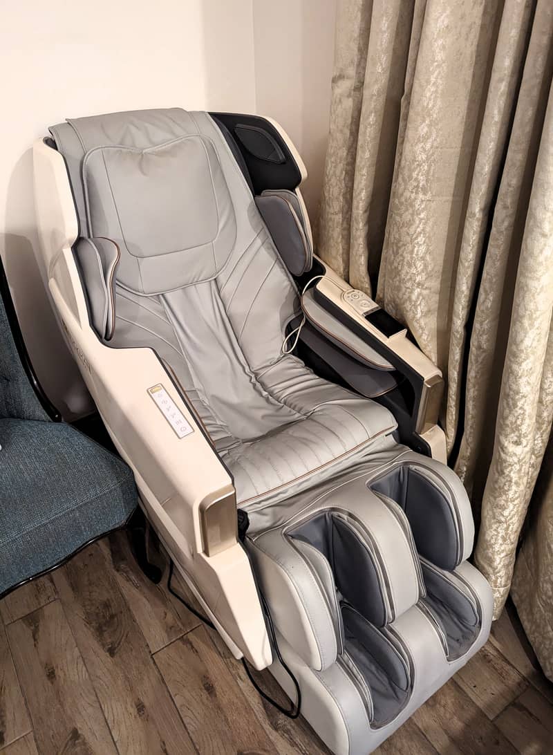 JC Buckman ExaltUs 4D Massage Chair (10/10 Condition) 0