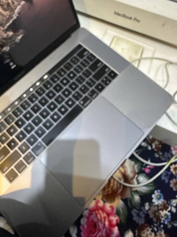 MacBook  Pro 2017 16 inch - 16/256SSD 2