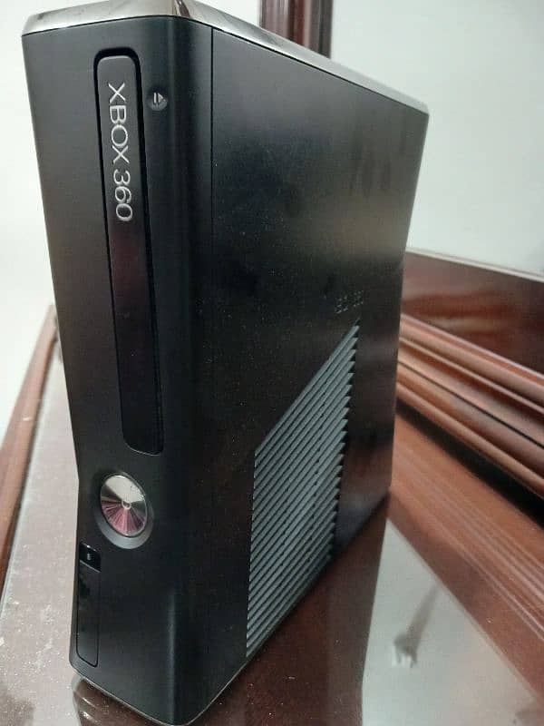 Xbox 360 slim in good condition with games downloaded 0