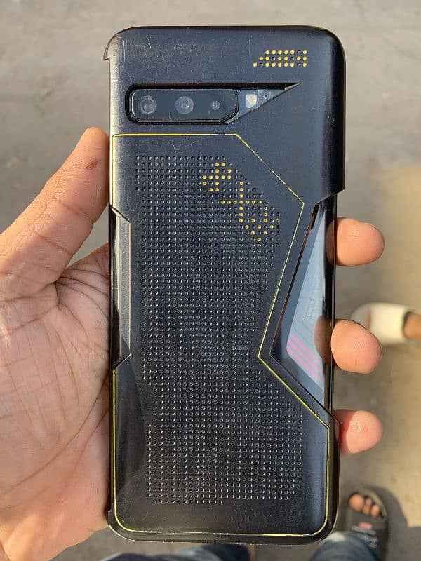 ASUS ROG PHONE 3 1