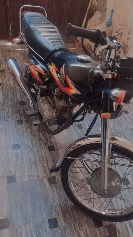 Honda 125 urgent sale like new bike 0