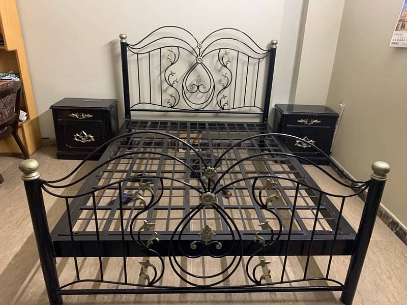 iron bed queen size 0