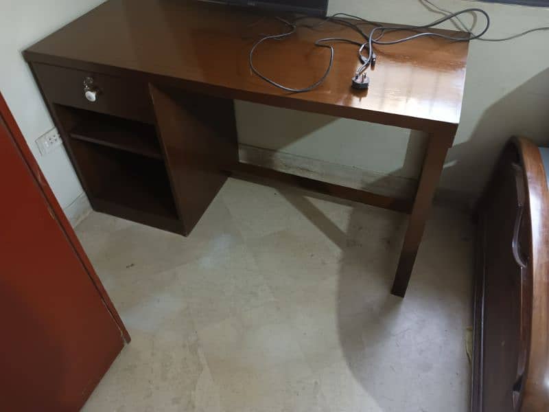 Computer table 0