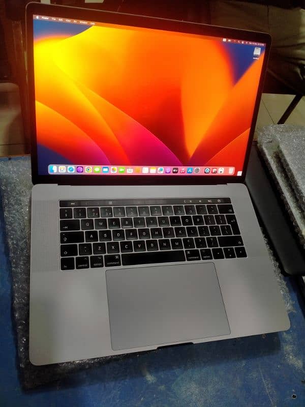 Mazy  Krooo Apple MacBook Pro 2017 15" 1