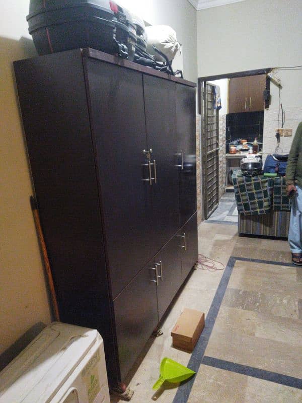 Almirah 3 door wardrobe for urgent sale 0