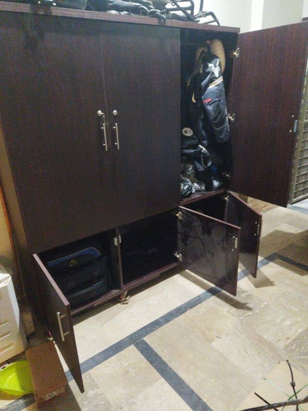 Almirah 3 door wardrobe for urgent sale 3