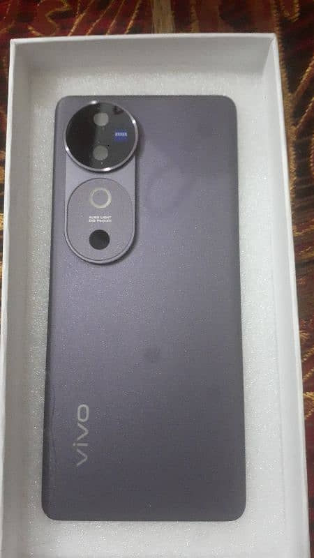 VIVO v40 orignal back for sale just minor break 0