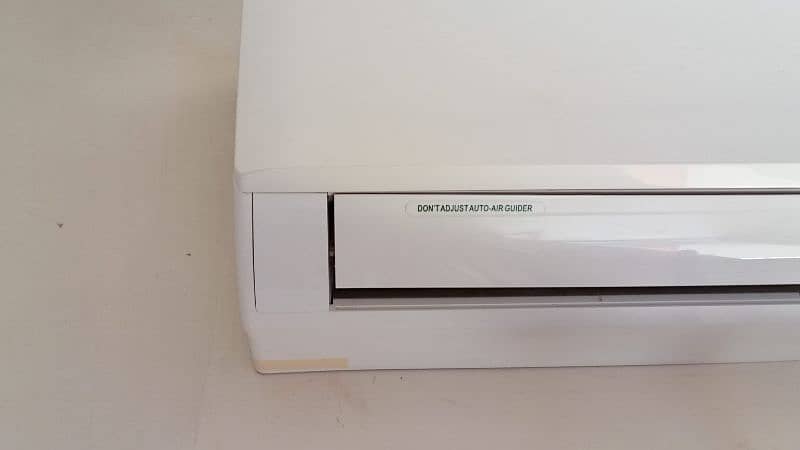 1 ton split gree non inverter condition new one month use 1