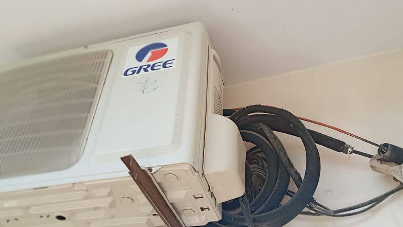 1 ton split gree non inverter condition new one month use 5