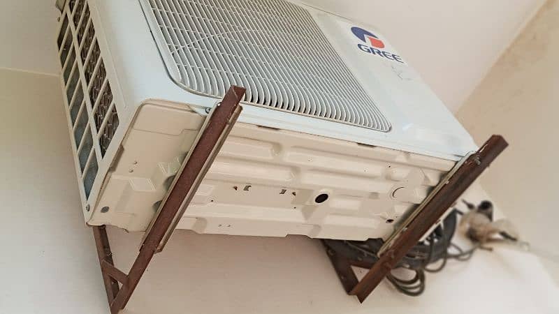 1 ton split gree non inverter condition new one month use 9