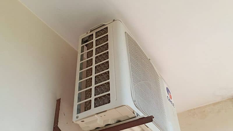 1 ton split gree non inverter condition new one month use 10