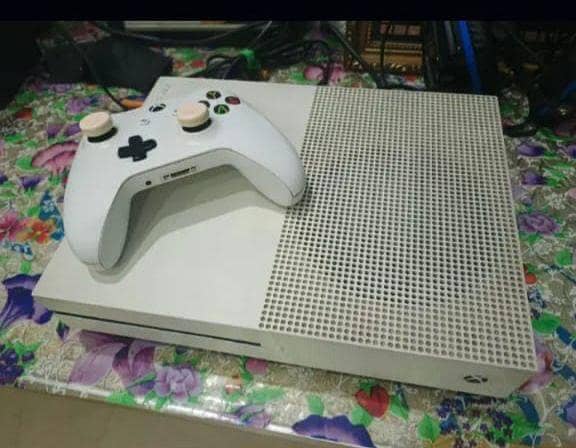 Xbox One S 8GB-500GB with Two Controllers 3