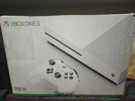 Xbox One S 8GB-500GB with Two Controllers 4