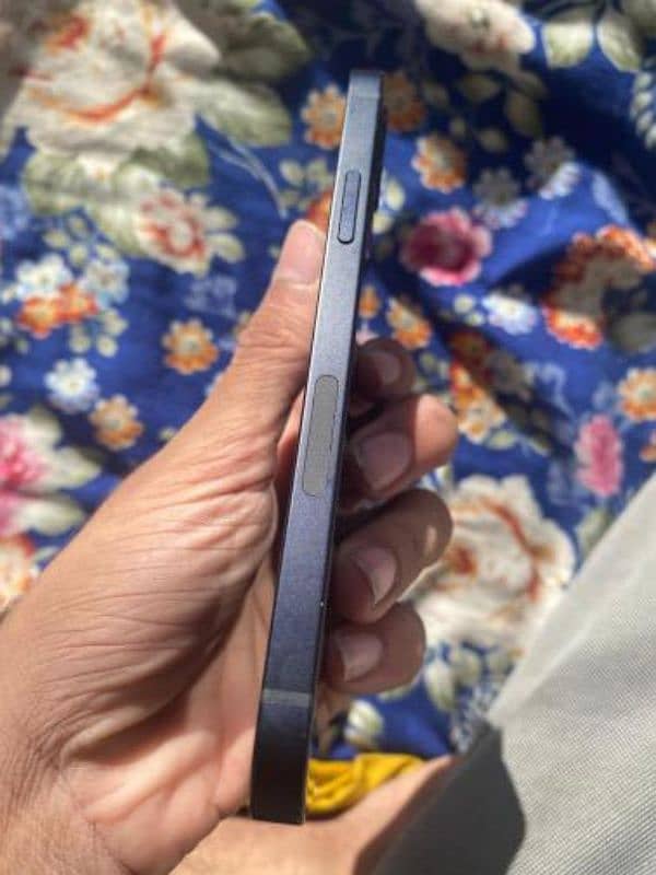 iphone 12 totally genuine, 64 gb Scratchless 4