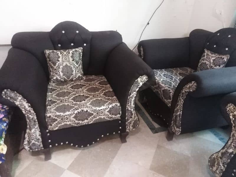 7 seaters sofa set. 6