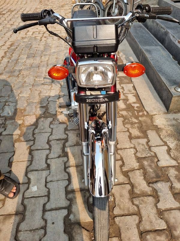 honda cg 125. Full lush. 10/10. totally genuine. price final hai 0