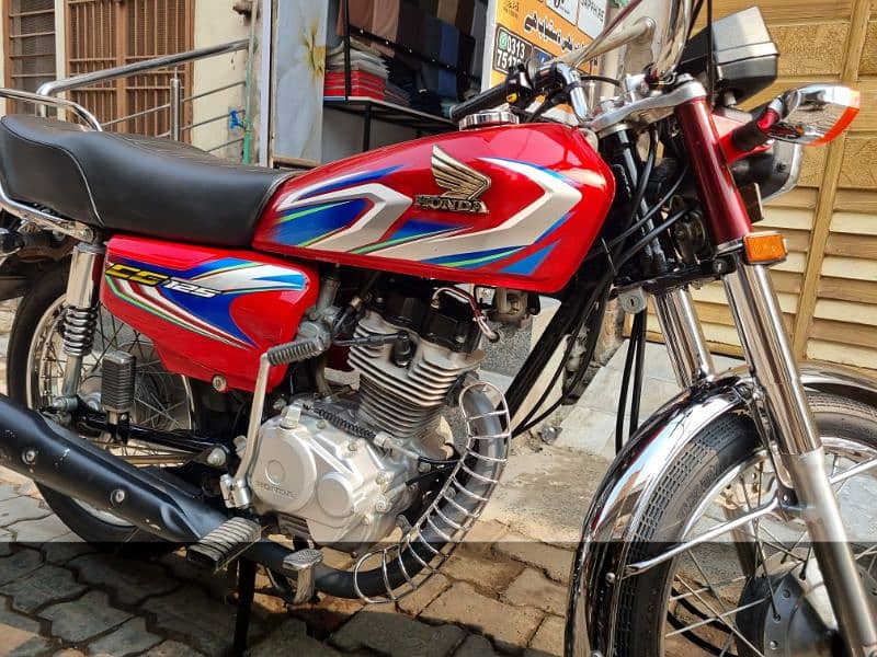 honda cg 125. Full lush. 10/10. totally genuine. price final hai 5