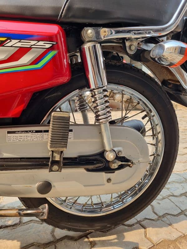 honda cg 125. Full lush. 10/10. totally genuine. price final hai 10