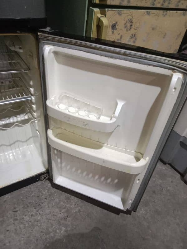 orient fridge for sell in good condition 6