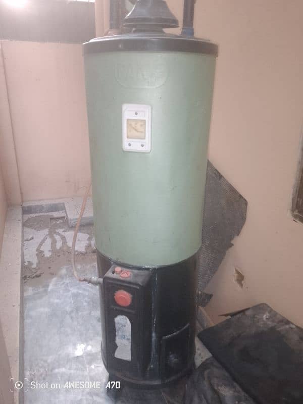 WATER GEYSER FOR SALE IN GOOD CONDITION SLIGHTLY USED 3