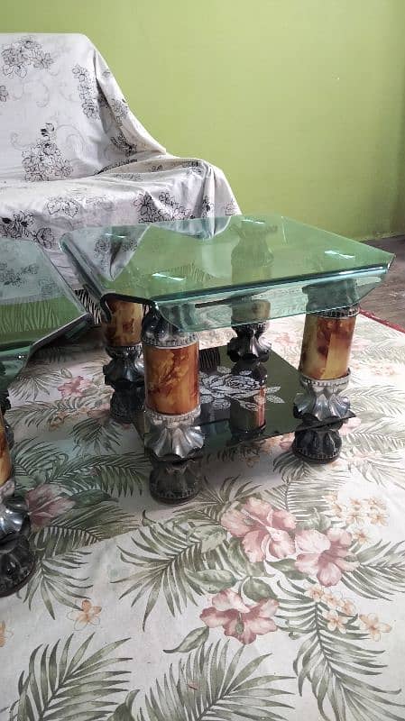 Center table set with side corners 0