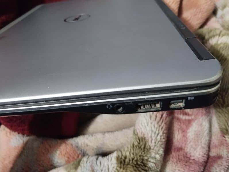 Dell Latitude E7240 3