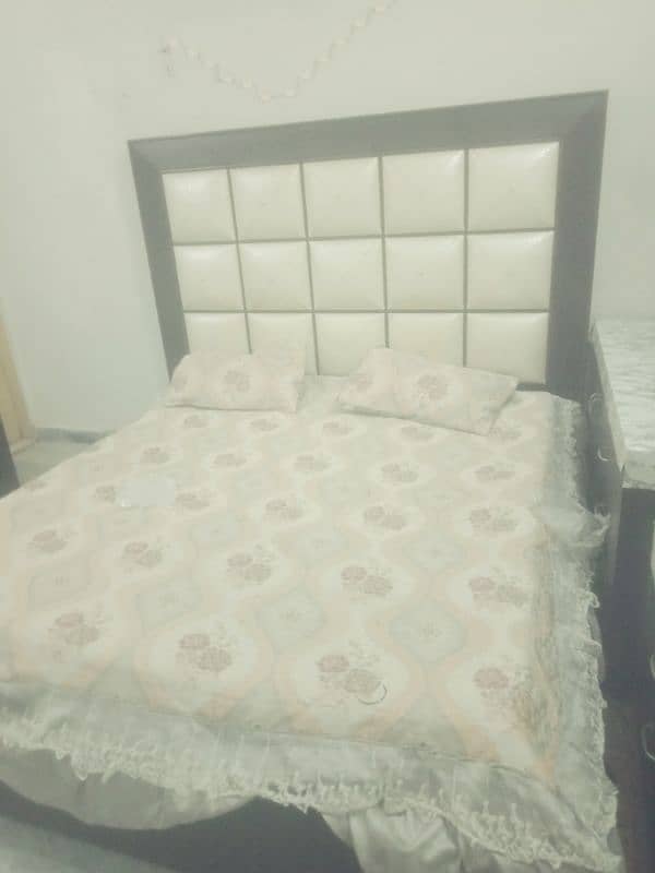 king size bed solid wood+side tables 2 1