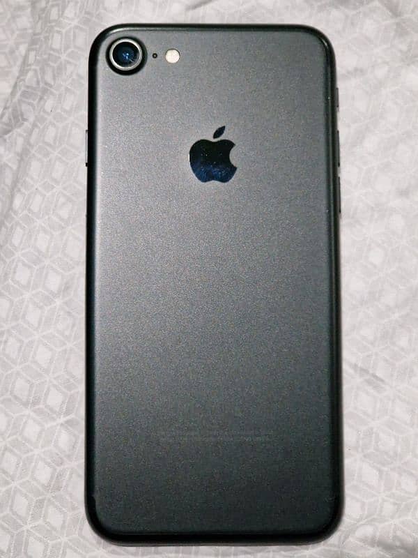 i phone 7.128 GB 1