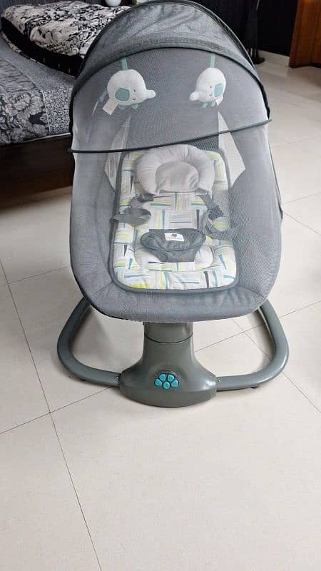 Automatic swinging cot (Mastela brand) 3