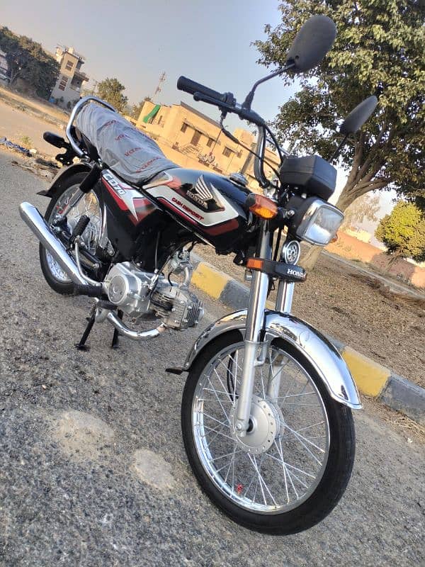 HONDA CD70 MODEL 2025 TOTAL GENUINE BIKE KM 2800 APL 4 KEY 2 3