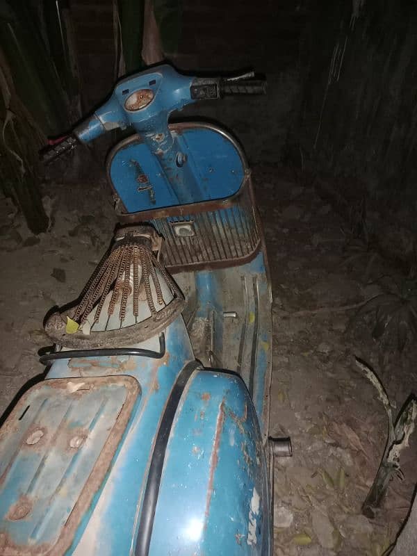 vespa scooter tiyar hony wala he Lahore number he 5