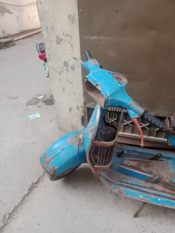 vespa scooter tiyar hony wala he Lahore number he 7