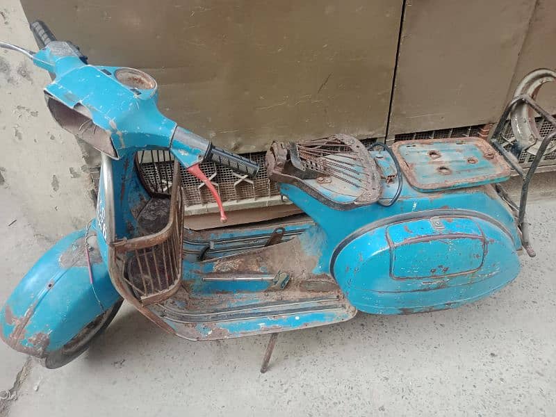 vespa scooter tiyar hony wala he Lahore number he 8