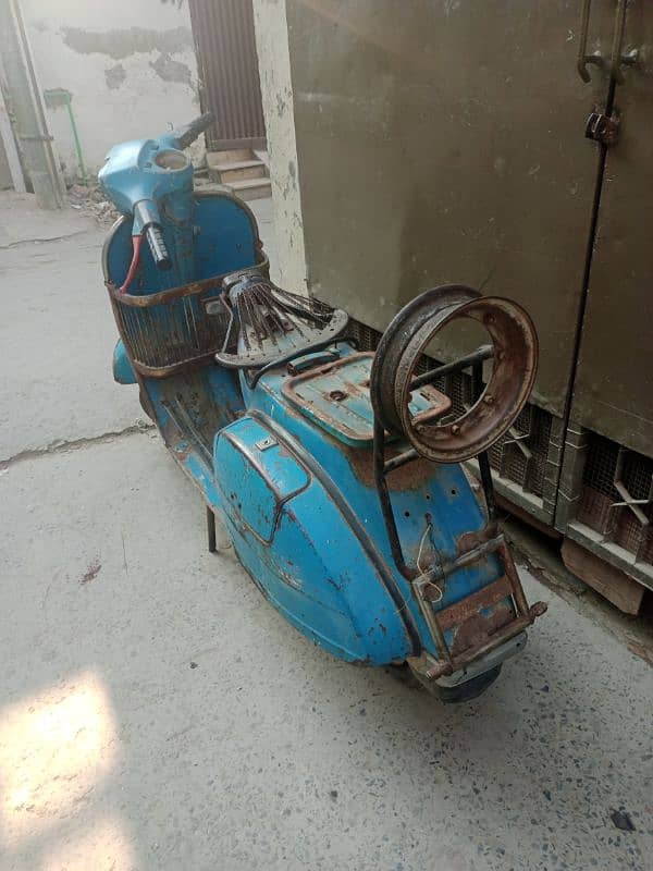 vespa scooter tiyar hony wala he Lahore number he 9