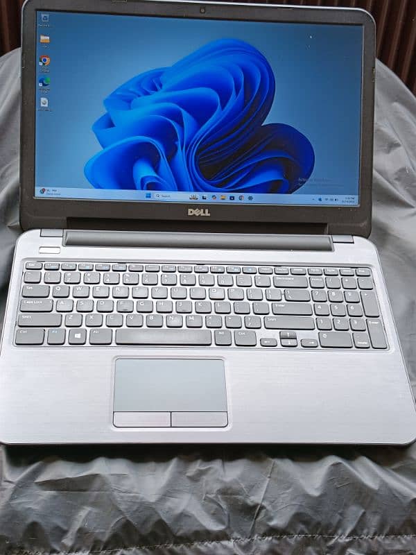 Dell Latitude 3540.   Metal body.    15.6 LED.    SSD 0